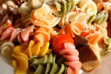 Спиральки-ассорти с баклажанами,помидорчиками-черри и пармезаном: шаг 8