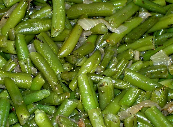 Стручковая фасоль с луком и специями: шаг 1
