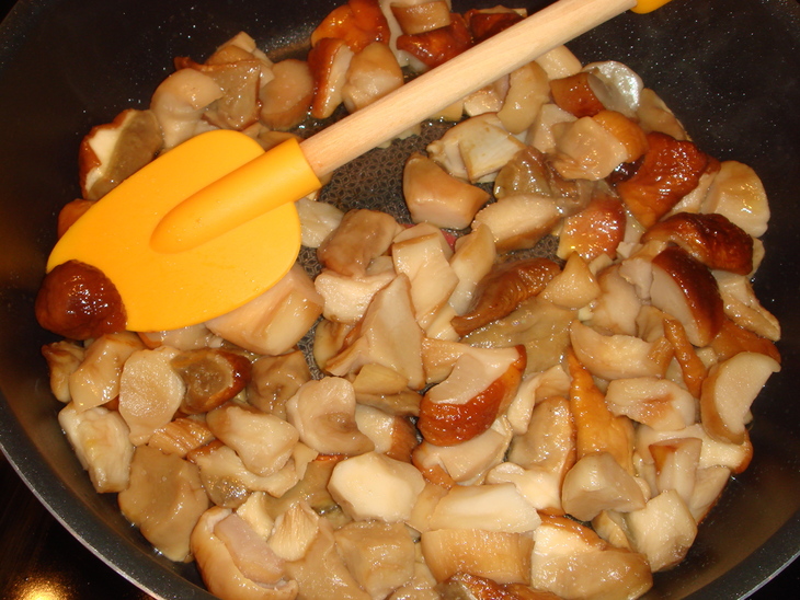 Каннеллони, фаршированные грибами с сыром в сливочно-шпинатном соусе: шаг 3