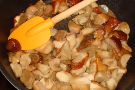 Каннеллони, фаршированные грибами с сыром в сливочно-шпинатном соусе: шаг 3