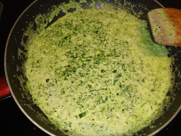 Каннеллони, фаршированные грибами с сыром в сливочно-шпинатном соусе: шаг 15
