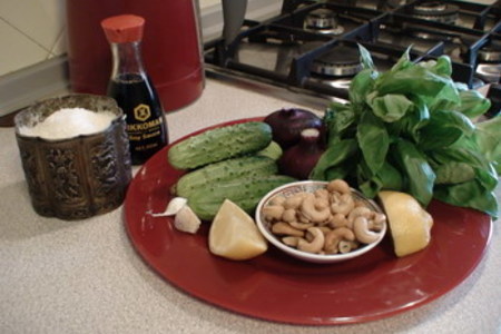 Тайский салат из огурцов с орехами кешью: шаг 1