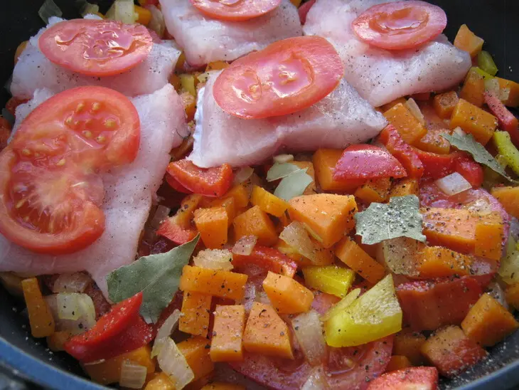 Рыба тушёная с  овощами: шаг 7