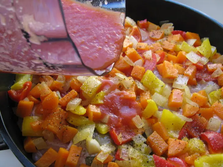 Рыба тушёная с  овощами: шаг 8