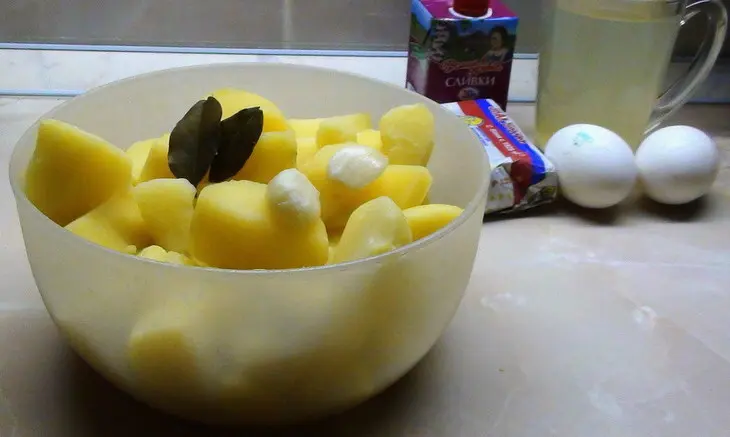 Картофельное суфле с прослойкой из фарша и маринованных огурчиков.: шаг 1