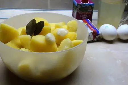 Картофельное суфле с прослойкой из фарша и маринованных огурчиков.: шаг 1
