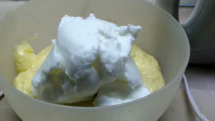 Картофельное суфле с прослойкой из фарша и маринованных огурчиков.: шаг 2
