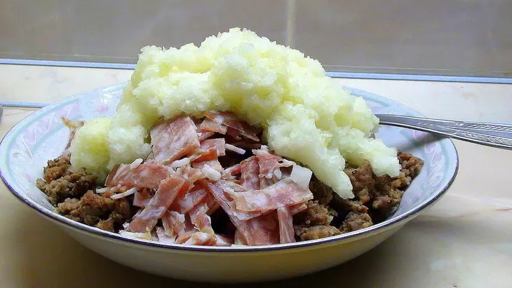 Картофельное суфле с прослойкой из фарша и маринованных огурчиков.: шаг 3
