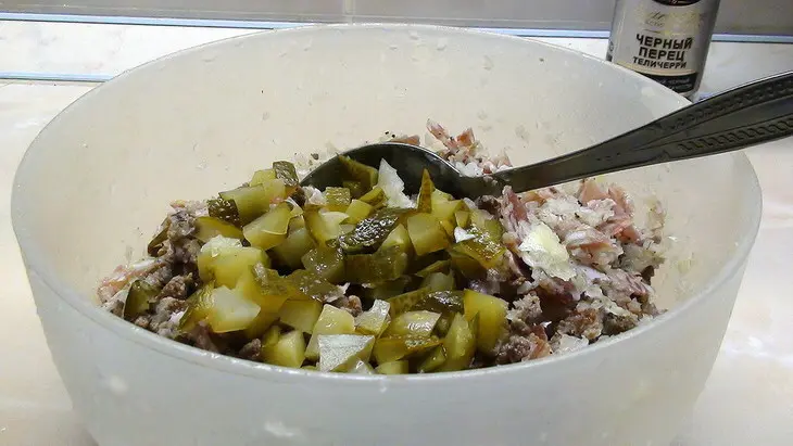 Картофельное суфле с прослойкой из фарша и маринованных огурчиков.: шаг 4