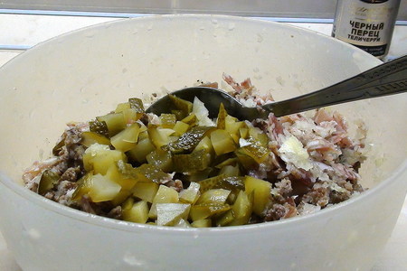 Картофельное суфле с прослойкой из фарша и маринованных огурчиков.: шаг 4