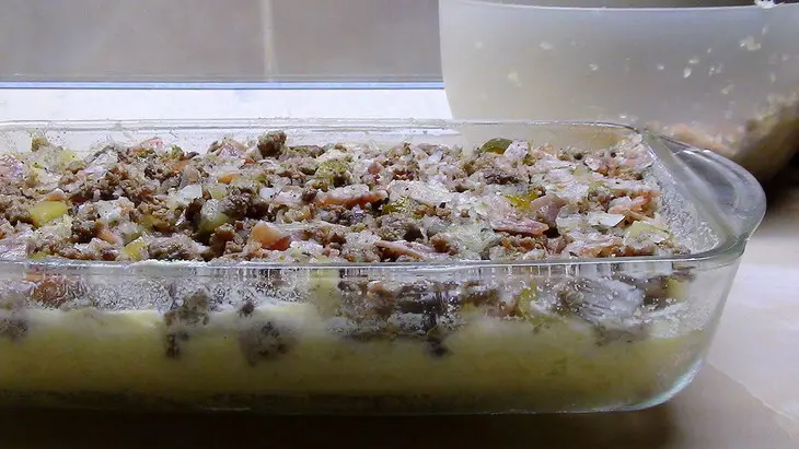 Картофельное суфле с прослойкой из фарша и маринованных огурчиков.: шаг 5