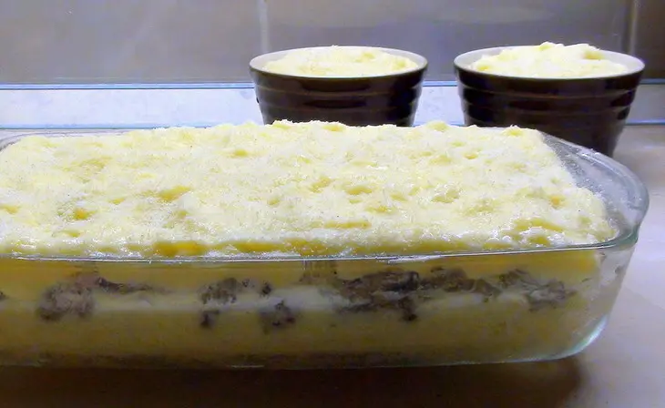 Картофельное суфле с прослойкой из фарша и маринованных огурчиков.: шаг 6