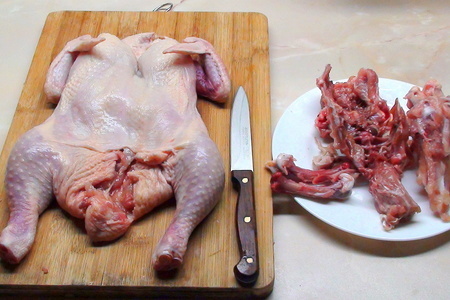 Курица без костей с начинкой из квашеной капусты, тефтелек и копчёных колбасок. мега вкусно!: шаг 1