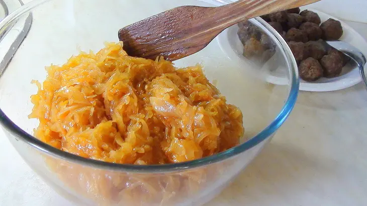 Курица без костей с начинкой из квашеной капусты, тефтелек и копчёных колбасок. мега вкусно!: шаг 3