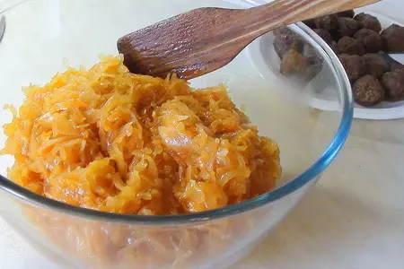 Курица без костей с начинкой из квашеной капусты, тефтелек и копчёных колбасок. мега вкусно!: шаг 3