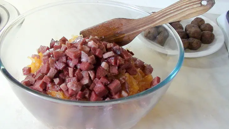 Курица без костей с начинкой из квашеной капусты, тефтелек и копчёных колбасок. мега вкусно!: шаг 4