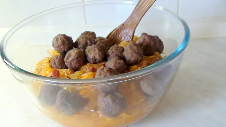 Курица без костей с начинкой из квашеной капусты, тефтелек и копчёных колбасок. мега вкусно!: шаг 5