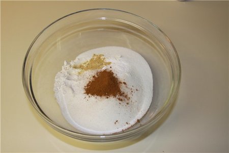 Ананасово - кабачковый пирог с глазурью: шаг 1