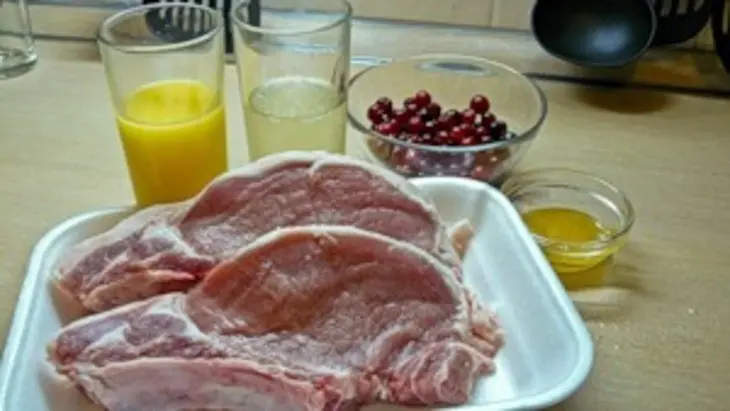 Свинина в клюквенном соусе.: шаг 1