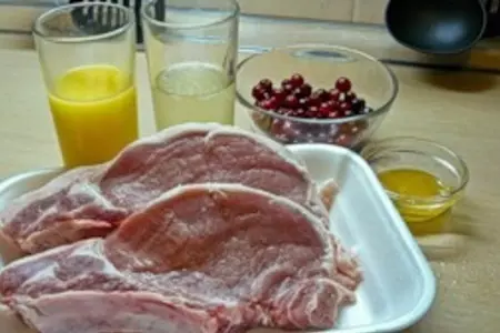 Свинина в клюквенном соусе.: шаг 1