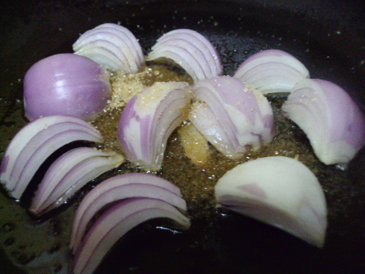 Свинина с карамелизированным луком и яблочным соком.: шаг 4