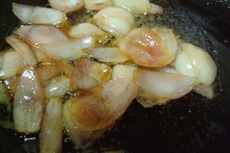 Свинина с карамелизированным луком и яблочным соком.: шаг 6