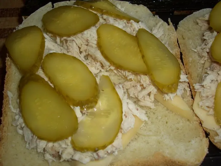 Время есть! есть сэндвичи: с курицей ,солеными огурцом и с грибным омлетом. (дуэль): шаг 6