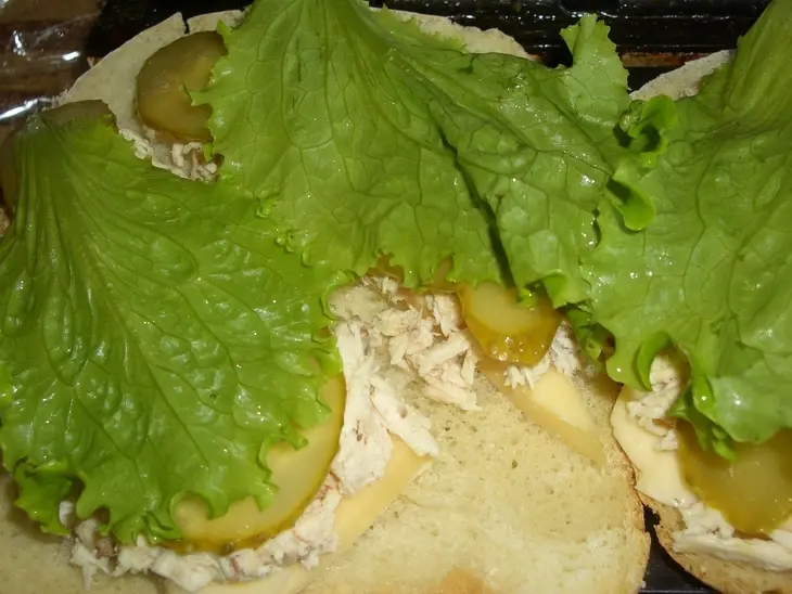 Время есть! есть сэндвичи: с курицей ,солеными огурцом и с грибным омлетом. (дуэль): шаг 7