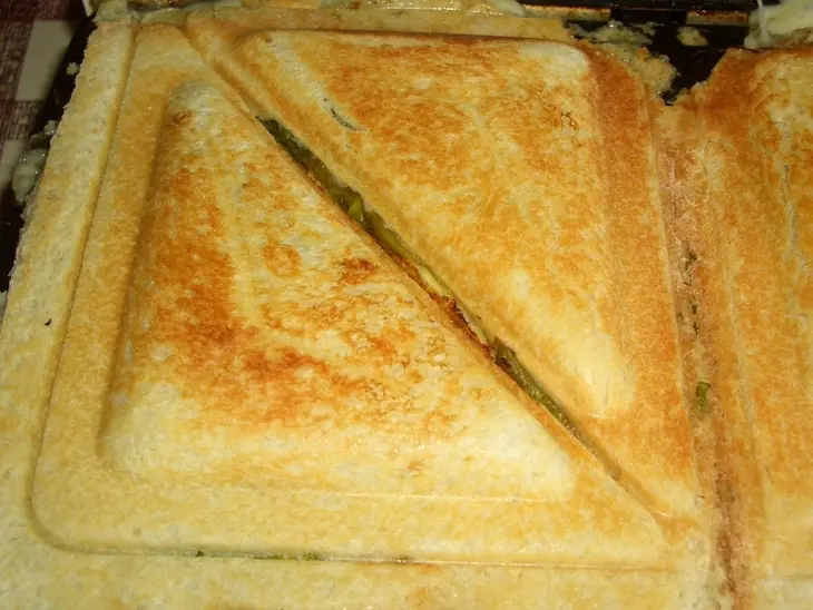 Время есть! есть сэндвичи: с курицей ,солеными огурцом и с грибным омлетом. (дуэль): шаг 8