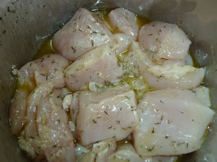 Шиш - таук ( шашлычки из куриной грудки по-ливански): шаг 1