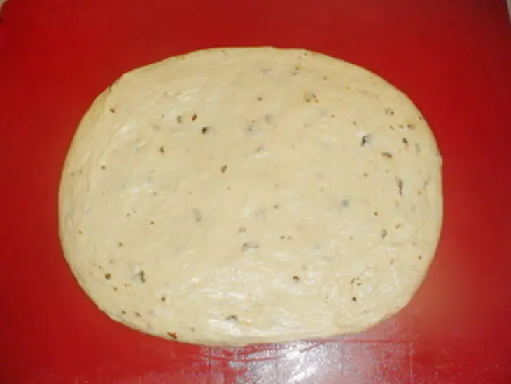 Фокачча с сыром, оливками  и сушенными томатами: шаг 6