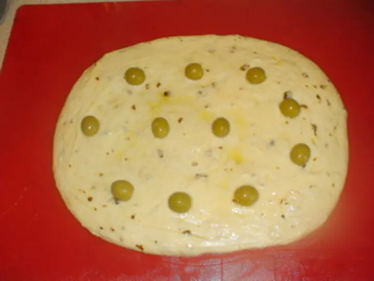 Фокачча с сыром, оливками  и сушенными томатами: шаг 7