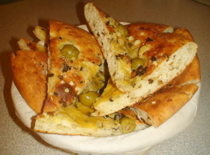 Фокачча с сыром, оливками  и сушенными томатами: шаг 10