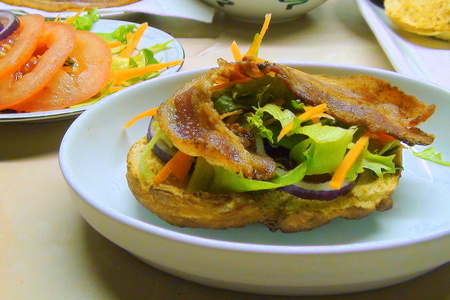 Сэндвич-бублик с печёной говядиной, беконом и свежим салатом. мужской вариант (и не только!): шаг 5