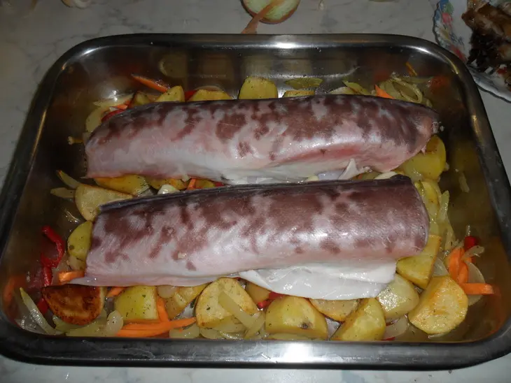 Конгрио запечённая с овощами.: шаг 3