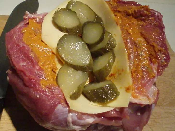 Фрикандо с сыром и солёным огурцом: шаг 5