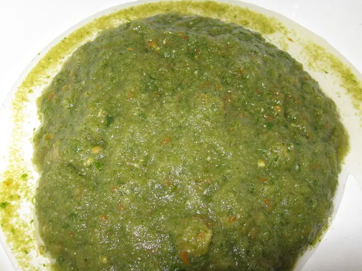 Куриные голени, маринованные в зеленом соусе, с грибами: шаг 1