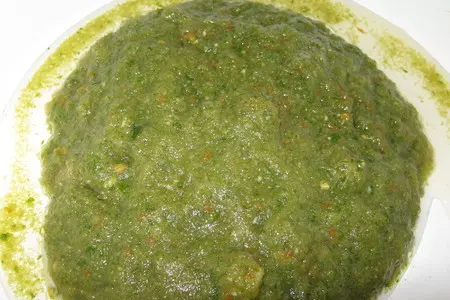 Куриные голени, маринованные в зеленом соусе, с грибами: шаг 1