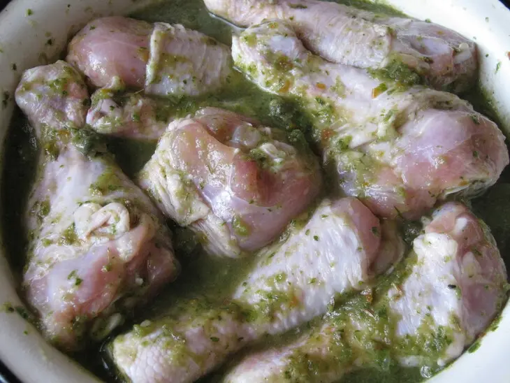 Куриные голени, маринованные в зеленом соусе, с грибами: шаг 2