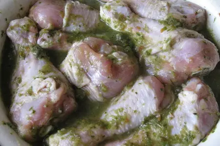Куриные голени, маринованные в зеленом соусе, с грибами: шаг 2