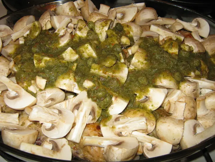 Куриные голени, маринованные в зеленом соусе, с грибами: шаг 4