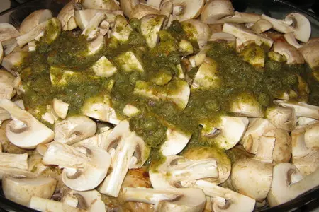 Куриные голени, маринованные в зеленом соусе, с грибами: шаг 4