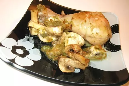 Куриные голени, маринованные в зеленом соусе, с грибами: шаг 6