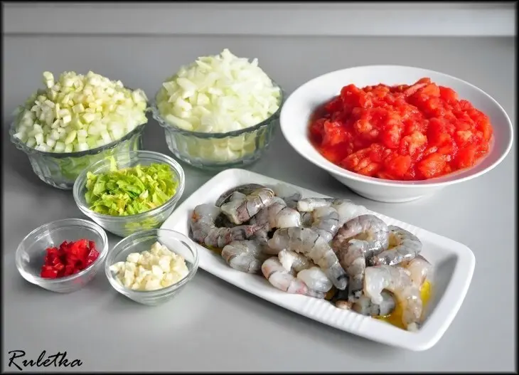 Домашняя паста с чернилами каракатицы, креветками и томатным соусом с сельдереем и рукколой.: шаг 8
