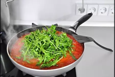 Домашняя паста с чернилами каракатицы, креветками и томатным соусом с сельдереем и рукколой.: шаг 12