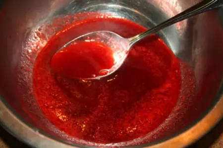 Торт с клубничным муссом и желе: шаг 1