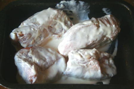 Куриные бедрышки в остром сметанно – сырном соусе: шаг 1