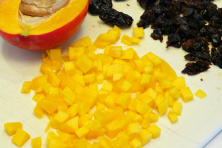 Винегрет с манго и черносливом, с фруктовой заправкой.: шаг 5