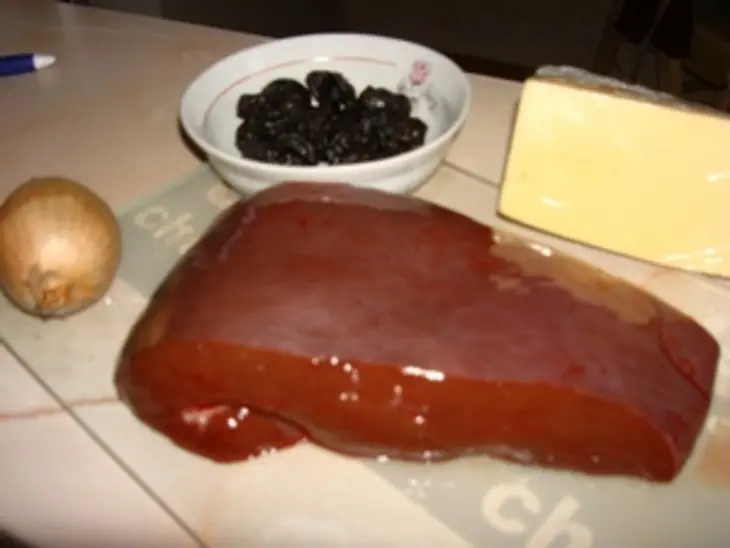 Печеночный паштет с сыром, орехами и "пьяным" черносливом: шаг 1