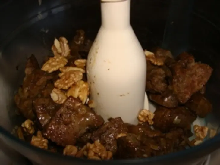 Печеночный паштет с сыром, орехами и "пьяным" черносливом: шаг 2